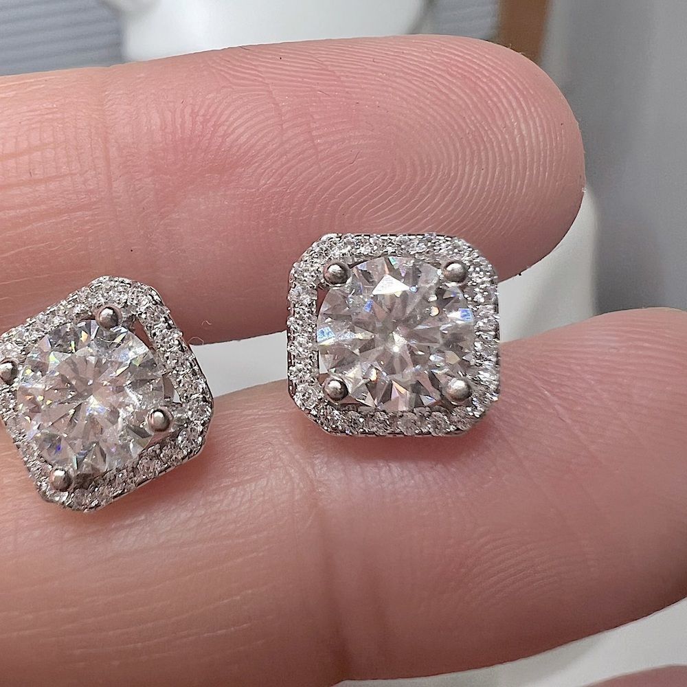 Square halo round brilliant diamond earrings - Picture 12 of 12
